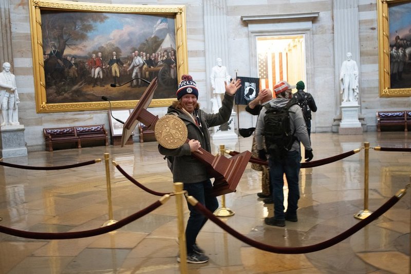 Capitol- rečnícky pult odchádza.jpg