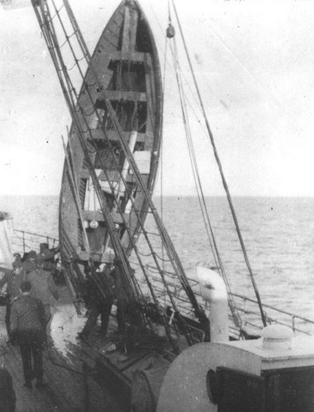 1912. A Titanic egyik mentőcsónakjának kiemelése a Carpathia gőzösre.jpg