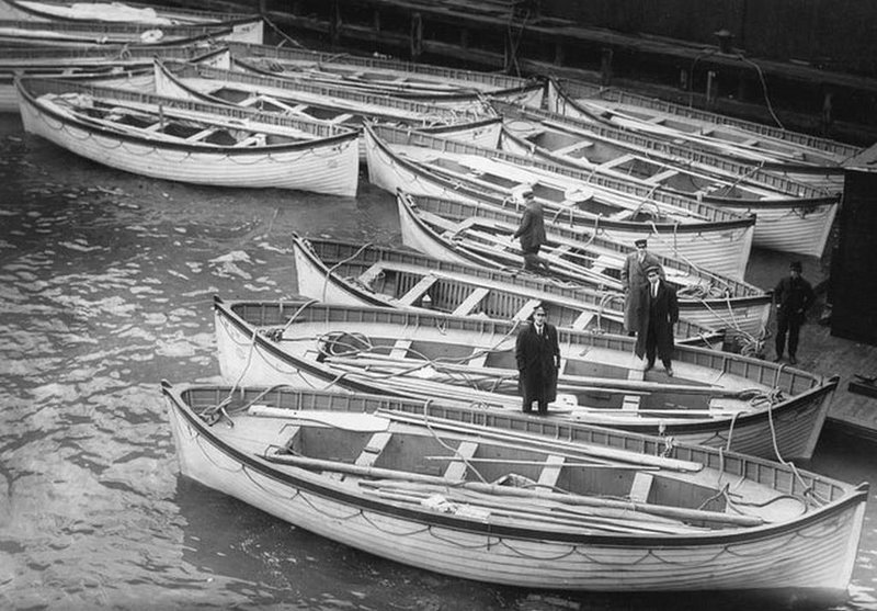 1912. április. Az elsüllyedt Titanic összegyűjtött mentőcsónakjai a New York-i kikötőben.jpg
