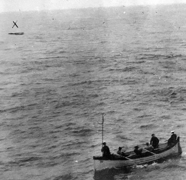 1912_majus_13_a_titanic_legutolsokent_megtalalt_mentohajoja_az_egy_honap_hanykolodas_utan_az_rms_oceanic_altal_felfedezett_csonakban_negy_holttestet_talaltak.jpg