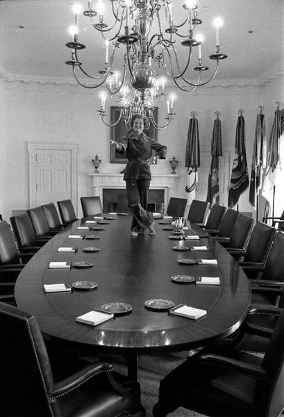 977. A first lady, Betty Ford (az akkori amerikai elnök Gerald Ford felesége) a Fehér Ház kabinetszobájának asztalán.jpg