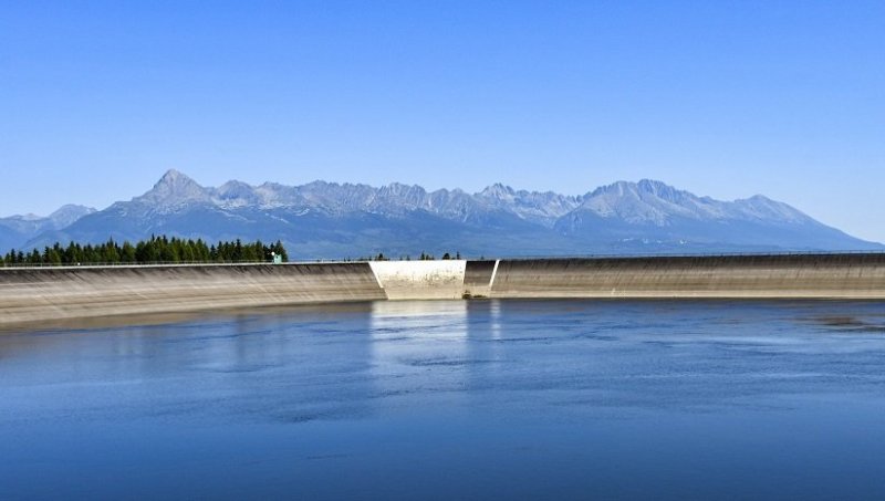 Horná vodná nádrž Čierny Váh a Vysoké Tatry.jpg