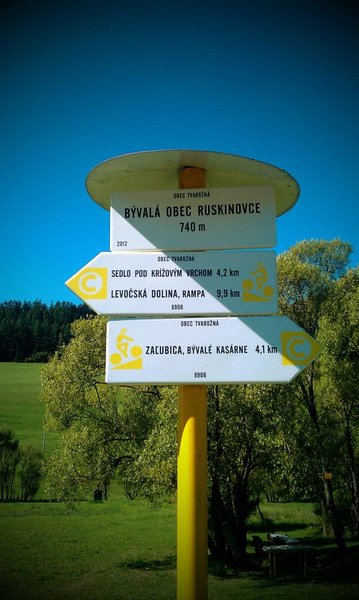 turisticka znacka v byvalom vojenskom pasme Javorina