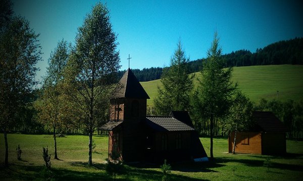 dreveny kostolik na mieste byvalej obce Ruskinovce vo vojenskom pasme