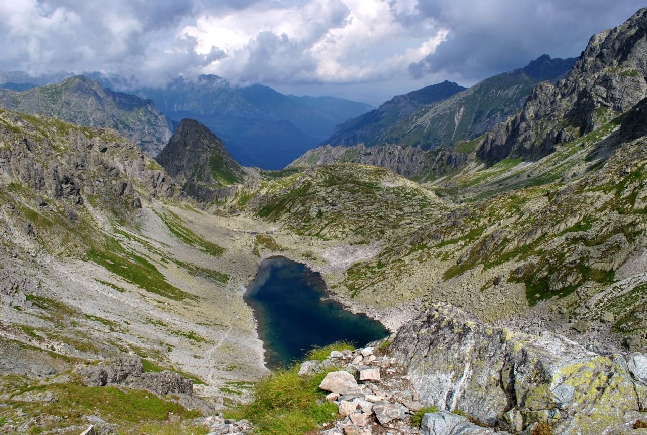Pohľad z Poľského hrebeňa - 2200 m.n.m na poľskú stranu Tatier (august 2011)