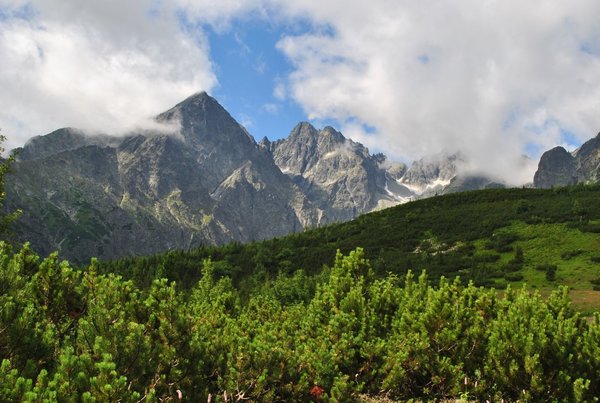 Pohľad z Belianskych Tatier na tie Vysoké (júl 2011)